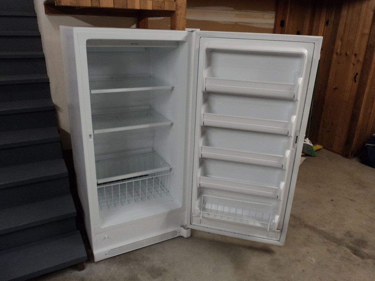 Frigidaire Frost Free Upright Freezer 13 7 Cu Ft White Glfu1467fw0 Ebay